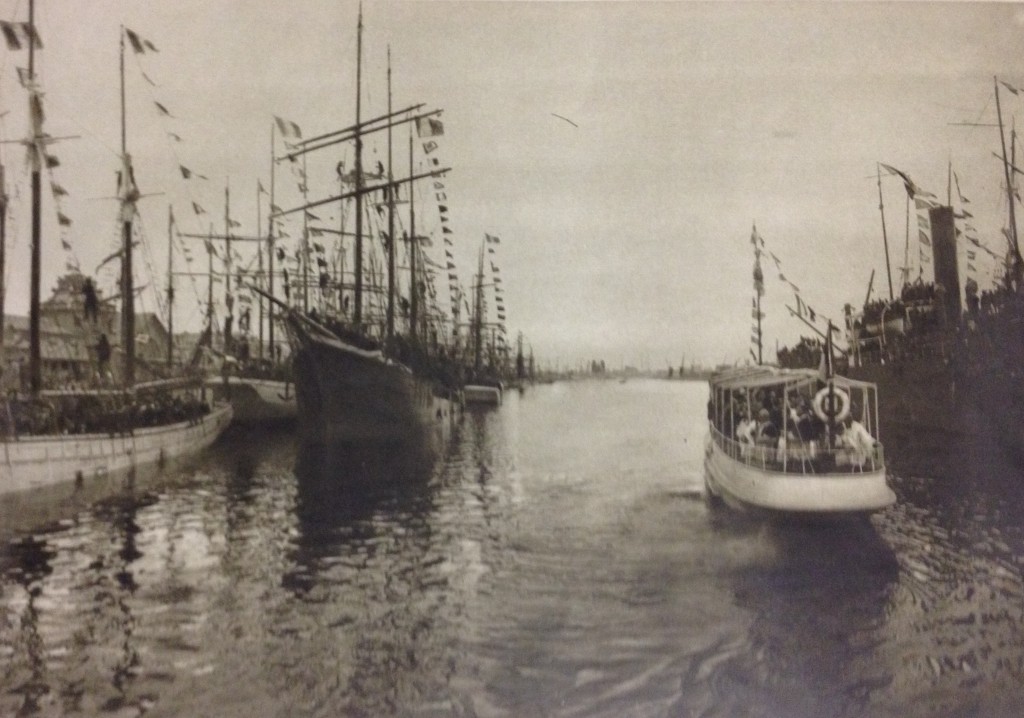 Dans le grand bassin de Saint-Malo : Mgr Charost, cardinal-archevêque de Rennes, à bord d'une vedette à vapeur, bénit les trois-mâts qui vont partir pour leur campagne de pêche à la morue