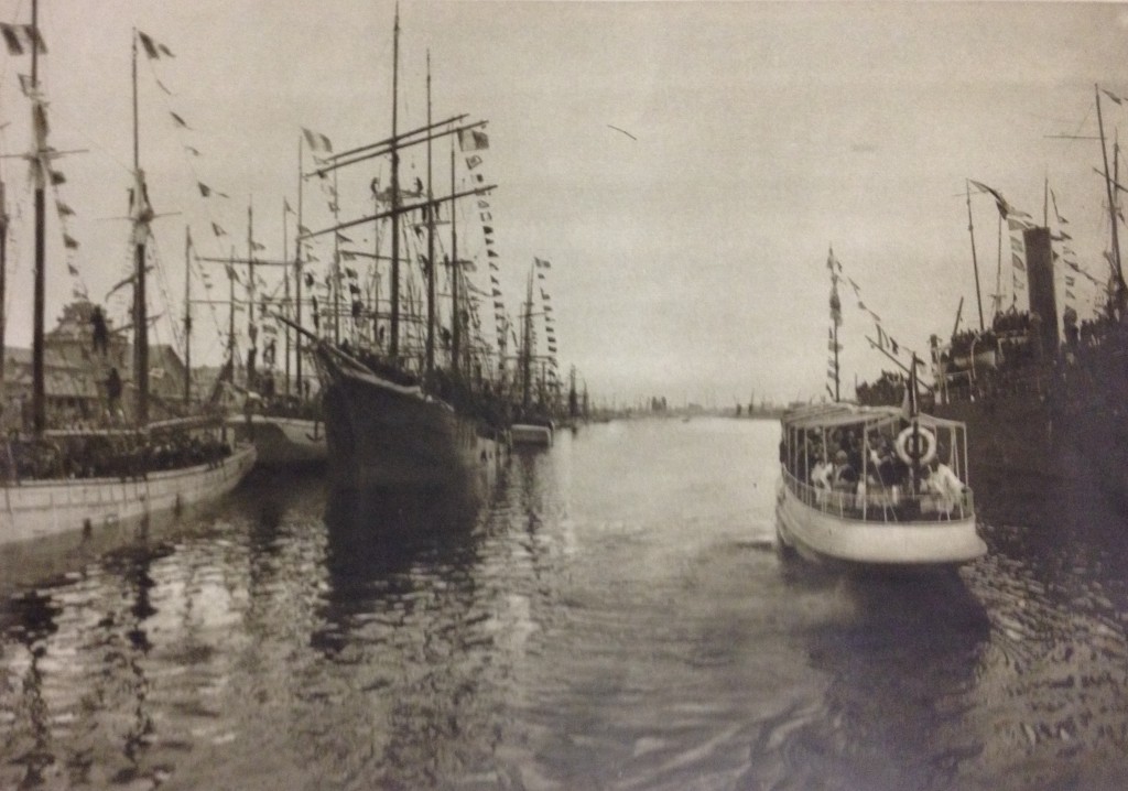 Dans le grand bassin de Saint-Malo : Mgr Charost, cardinal-archevêque de Rennes, à bord d'une vedette à vapeur, bénit les trois-mâts qui vont partir pour leur campagne de pêche à la morue